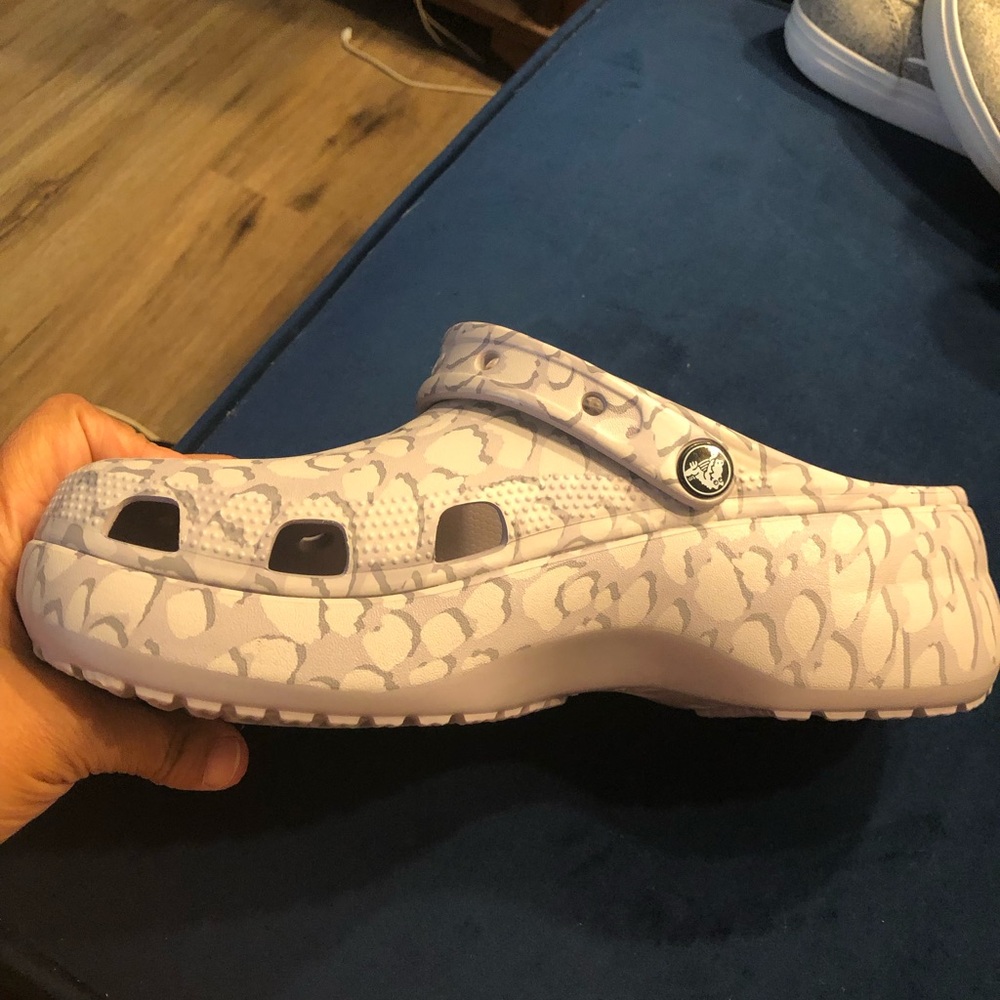 Crocs woman’s White Comfort Clogs - Picture 9 of 12